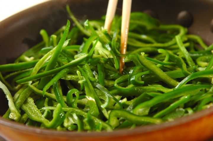 材料二つ！ピーマンの炒め物 大量消費にオススメ by杉本 亜希子さんの作り方1