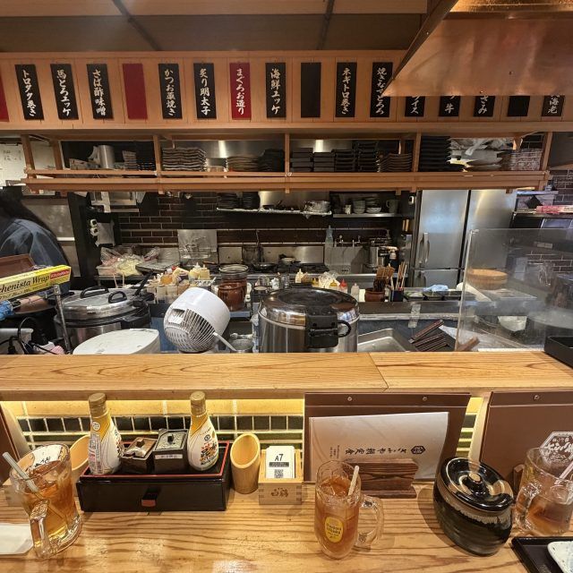 新世界串かつ ぎふや 難波店の店内カウンター