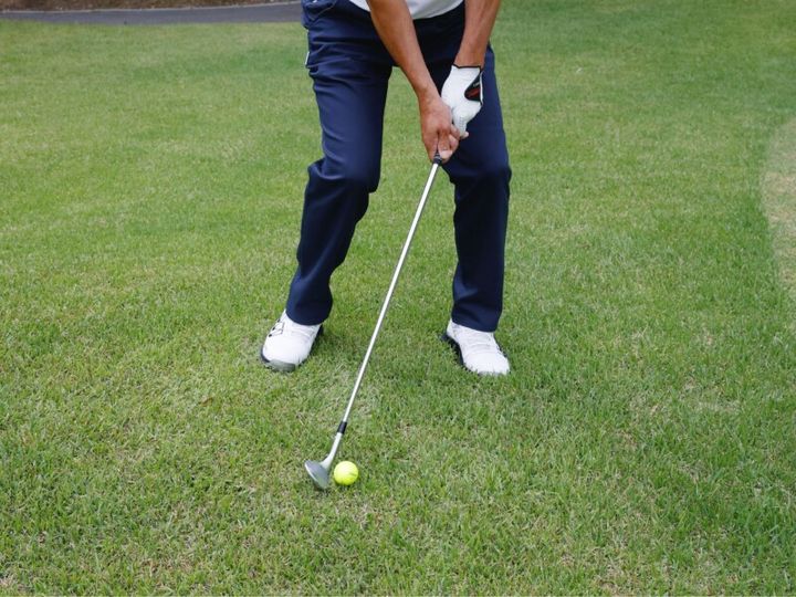 どっちが正解？左足下がりから簡単に″ダフらず寄せる”コツ