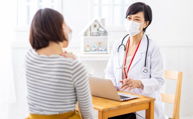 肩凝りで整形外科を受診する女性
