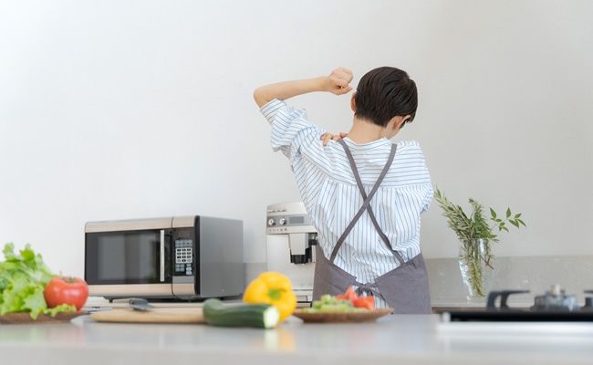 肩凝りに悩む女性
