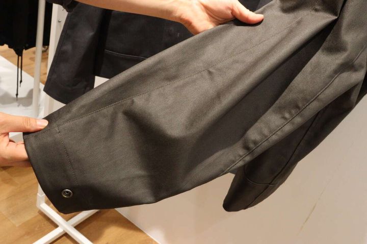 ダークブラウンのブルゾンの袖口と腕のカーブ
