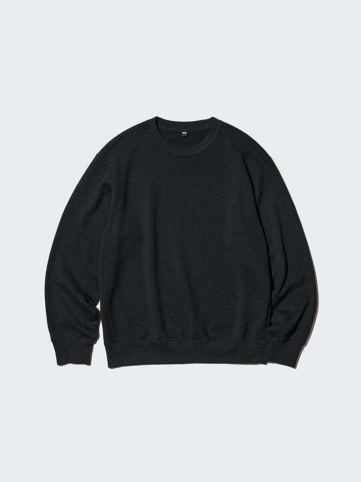黒いレギュラーシルエットのスウェットシャツ