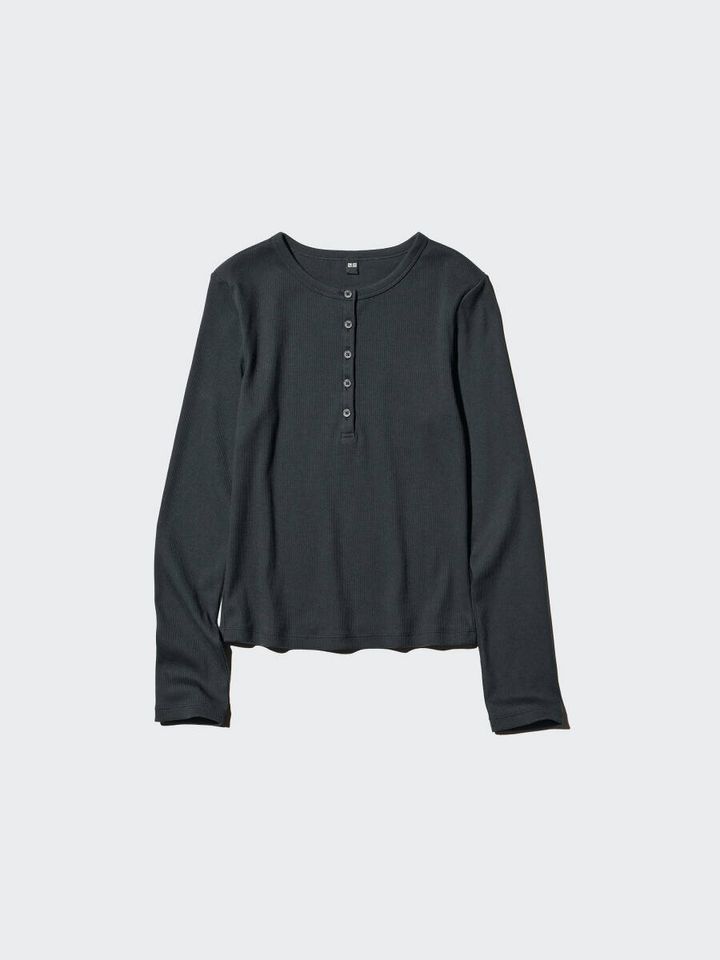 黒いリブ素材のヘンリーネックTシャツ