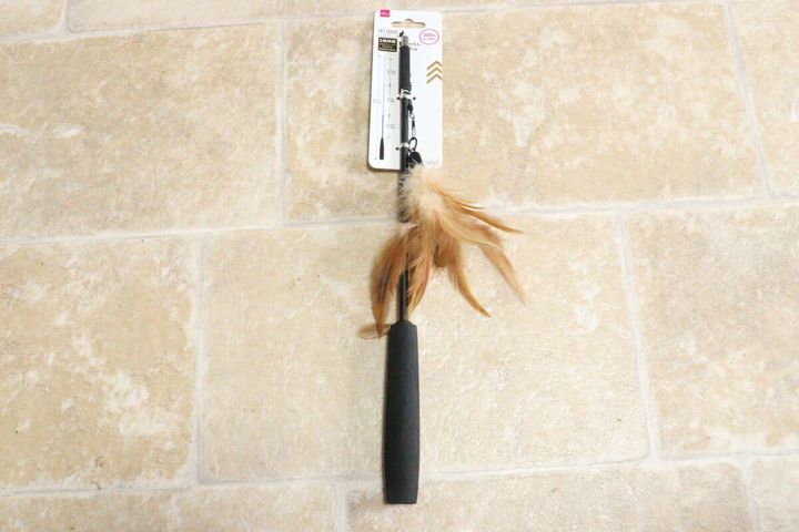 パッケージに入ったダイソーのねこじゃらしが床に置かれている