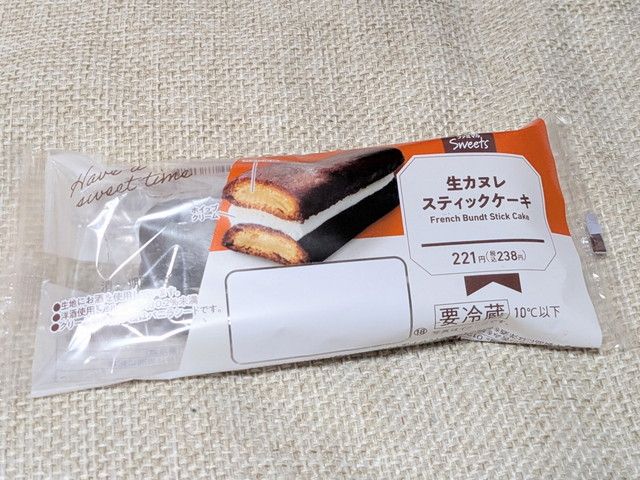 ファミリーマート生カヌレスティックケーキのパッケージ