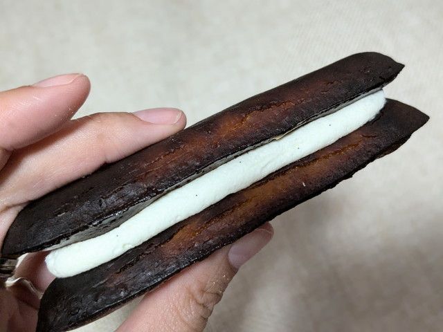 生カヌレスティックケーキを手に持って断面を写した写真