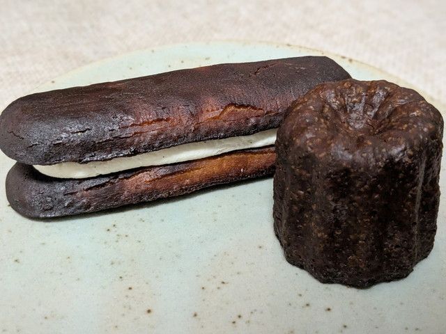 丸いカヌレとスティック形状の生カヌレスティックケーキを並べた比較写真