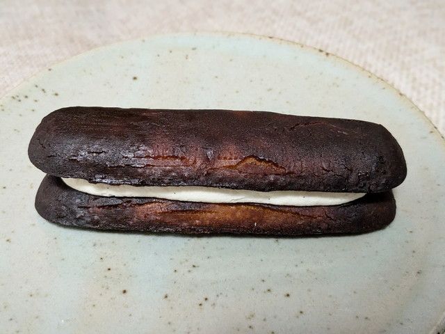 お皿にのせた生カヌレスティックケーキの断面写真