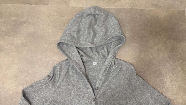 グレーのフーデッドリブTシャツのフード部分が広げられた状態