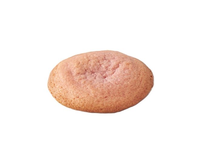 丸くて薄いピンク色の「お店で焼いた さつまいもみたいなクッキー」