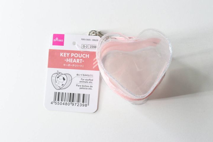 ダイソーの「キーポーチ（ハート）」の商品タグとハート形のクリアポーチが写っている俯瞰写真