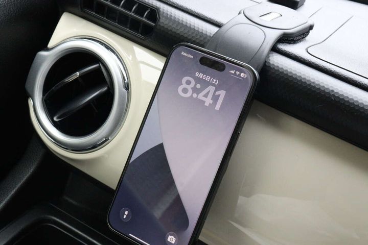 ダッシュボードに設置されたスマホスタンドにiPhoneが固定されている