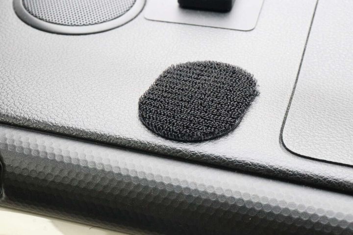 車のダッシュボードに貼られた面ファスナーの粘着シール