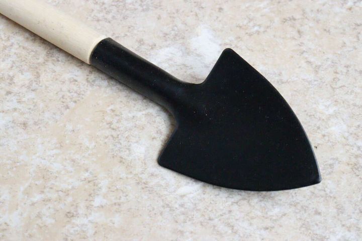 太いスコップの先端部分をクローズアップ