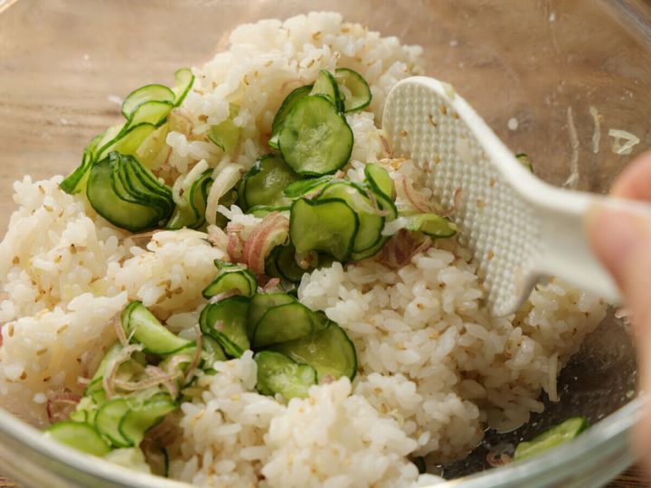ごはんにきゅうりとみょうがを混ぜている様子