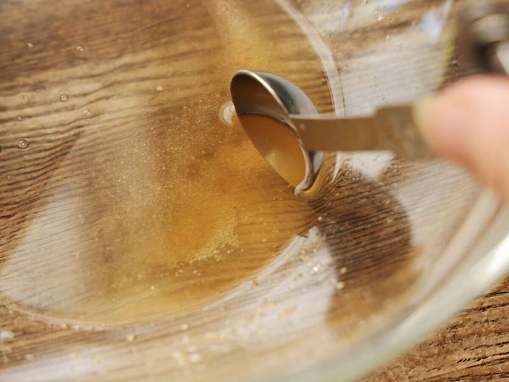 酢、砂糖、塩を混ぜた合わせ酢の入ったボウル