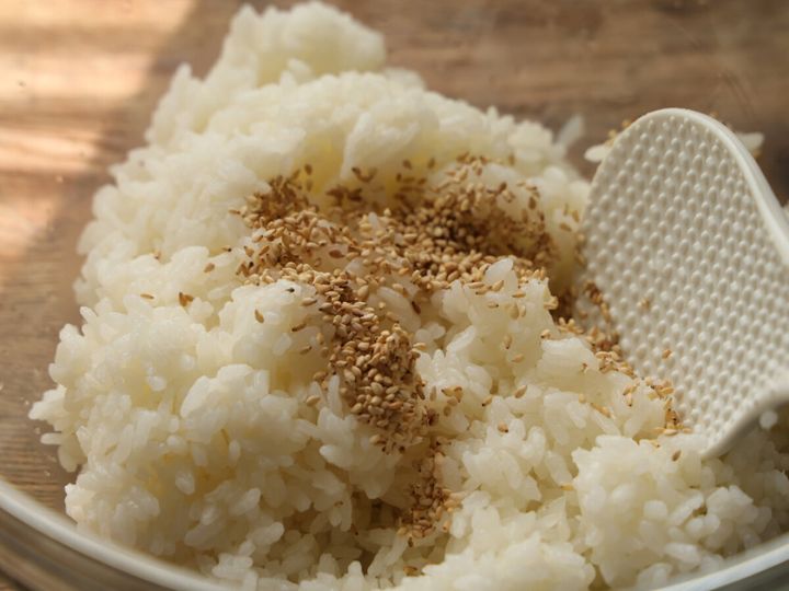 温かいごはんと白ごまが盛られたボウル