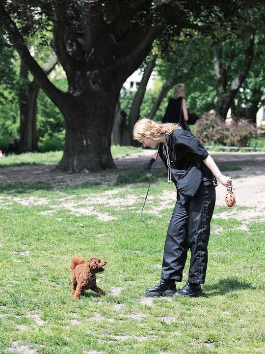 愛犬とのワンマイルコーデはカッコよくオールブラックで決めて【番外編：ベルリン】