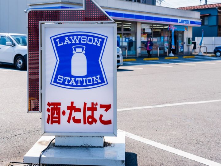 ローソンは、半分に割ると黄身色のとろけるクリームがゆっくり流れ出る「とろける月見パンケーキ」を販売します。断面の演出とふわふわ食感が食欲をそそる秋の新作です。（サムネイル画像出典：PIXTAより）