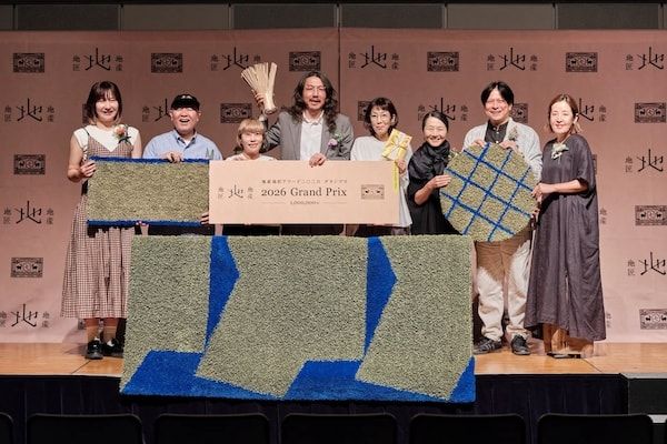熊本・八代のい草から生まれた作品「izaiza」が、地産地匠アワードグランプリ受賞！