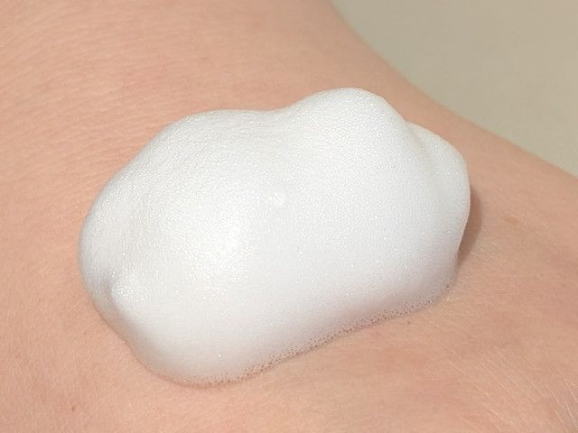 オサジ ヒスン ウォッシングフォームの泡を手の甲にのせた様子