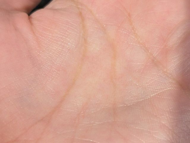 オサジ ヒスン リンクルローションを手のひらにのせた様子