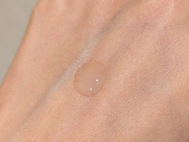 オサジ ヒスン クレンジングオイルを手の甲にのせた様子