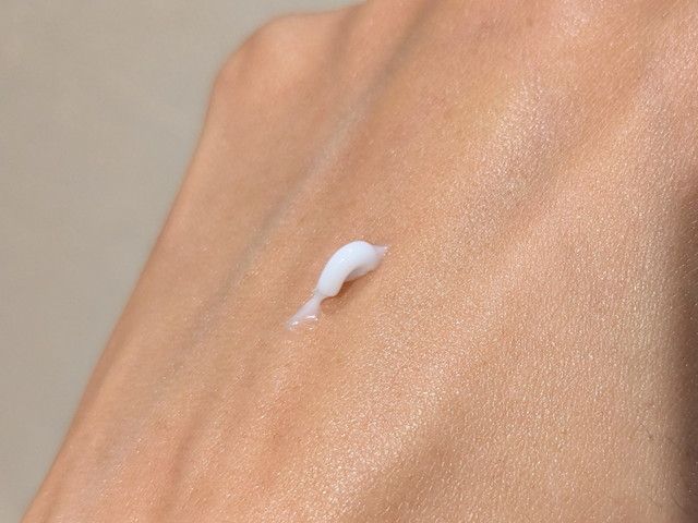 オサジ ヒスン ディープリペアセラムを腕にのせた様子