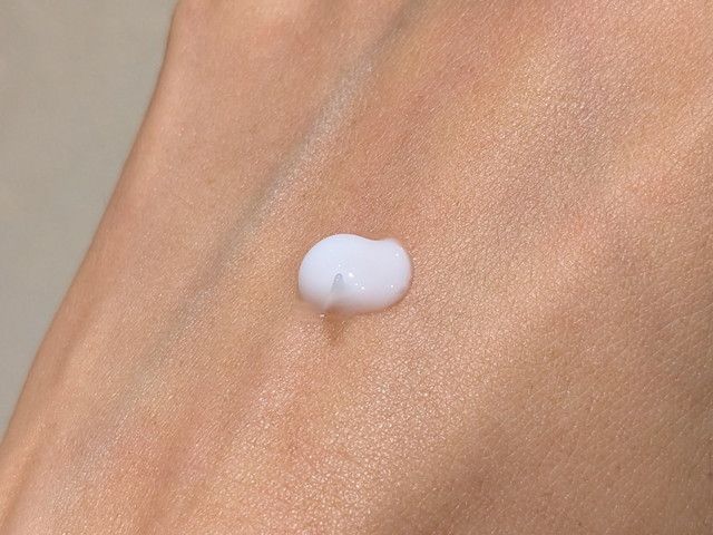 オサジ ヒスン リンクルクリームを手の甲にのせた様子