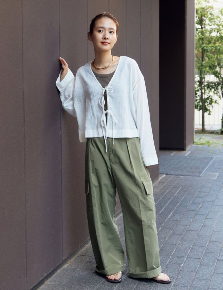ブラウス¥13,200、パンツ¥16,500（ともにスピック&スパン／スピック&スパン ルミネ有楽町店）