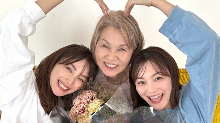 【写真・画像】“エビちゃん”の母親（70）が登場 娘2人と“ほぼ同じスタイル”に 「背高い！」「足が長い」「スタイル良すぎ」の声 1枚目