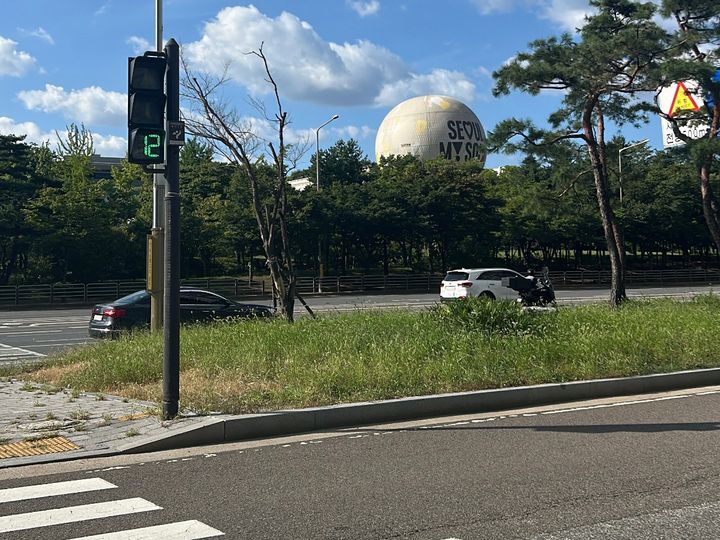 横断歩道から見える気球が目印！