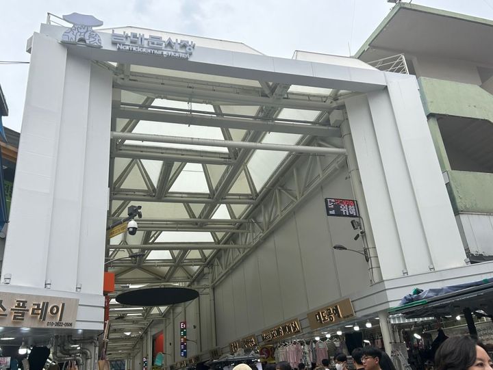2025年に完成した韓屋の軒下モチーフのアーケード。ソウル市は「100年後も訪れたい市場」を目指しているそう