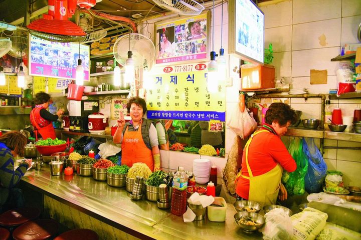 巨済食堂はカウンターのみの小さな店。常にお客さんでいっぱい！