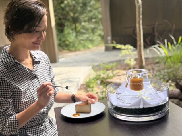 ケーキを食べる笹野美紀恵