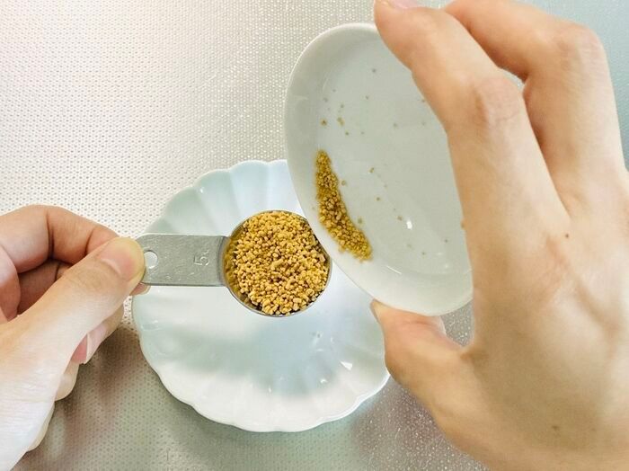 【セリア】ひと振りで小さじ1杯がパッと出せる！計量スプーンの手間が消える「粉末だしボトル」が画期的♡