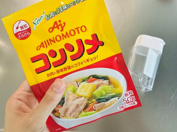 【セリア】ひと振りで小さじ1杯がパッと出せる！計量スプーンの手間が消える「粉末だしボトル」が画期的♡
