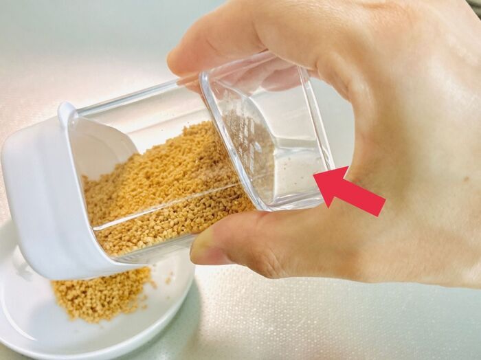 【セリア】ひと振りで小さじ1杯がパッと出せる！計量スプーンの手間が消える「粉末だしボトル」が画期的♡