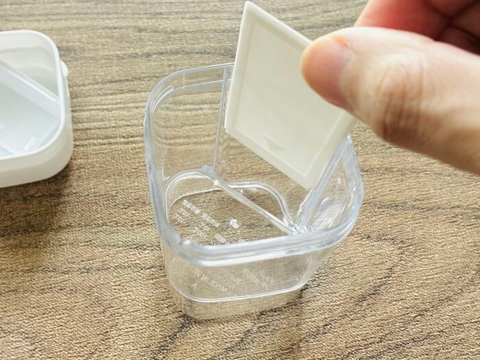 【セリア】ひと振りで小さじ1杯がパッと出せる！計量スプーンの手間が消える「粉末だしボトル」が画期的♡