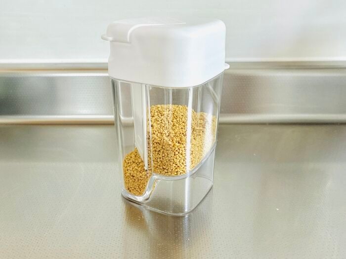 【セリア】ひと振りで小さじ1杯がパッと出せる！計量スプーンの手間が消える「粉末だしボトル」が画期的♡