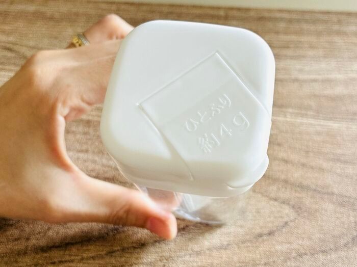 【セリア】ひと振りで小さじ1杯がパッと出せる！計量スプーンの手間が消える「粉末だしボトル」が画期的♡