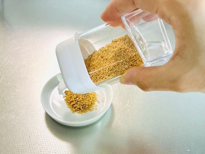 【セリア】ひと振りで小さじ1杯がパッと出せる！計量スプーンの手間が消える「粉末だしボトル」が画期的♡