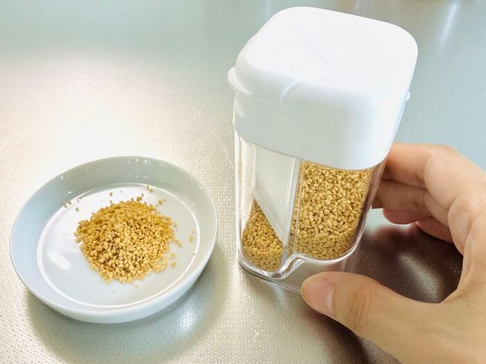【セリア】ひと振りで小さじ1杯がパッと出せる！計量スプーンの手間が消える「粉末だしボトル」が画期的♡