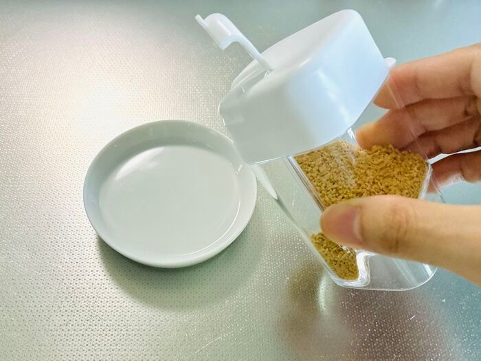 【セリア】ひと振りで小さじ1杯がパッと出せる！計量スプーンの手間が消える「粉末だしボトル」が画期的♡