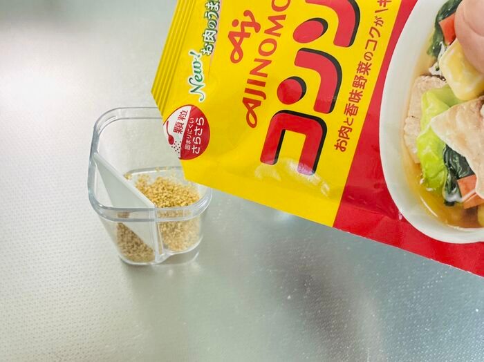 【セリア】ひと振りで小さじ1杯がパッと出せる！計量スプーンの手間が消える「粉末だしボトル」が画期的♡