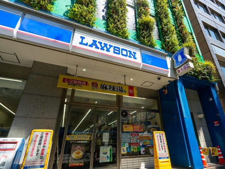 ローソンは、山椒の刺激とマーラータンの香りが詰まった「シビれ麻辣湯スナック」を発売。赤みの強い見た目からしびれるような辛さとうまみが伝わってくる一品です。（サムネイル画像出典：PIXTAより）