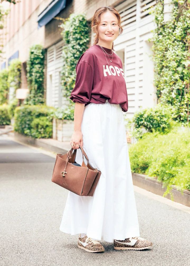 Tシャツ／キャサリン ハムネット× ロンハーマン、スカート／エムティーモデリストフォー ロンハーマン、バッグ／トッズ フォー ロンハーマン、SVネックレス／ホーセンブース、パールGDラリエット／ミズキ