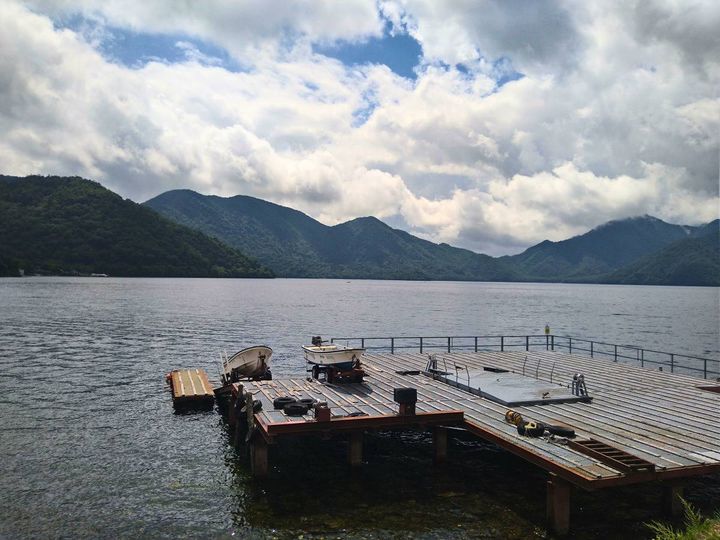中禅寺湖と空