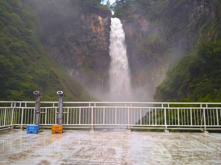 水しぶきで床が濡れた観瀑台